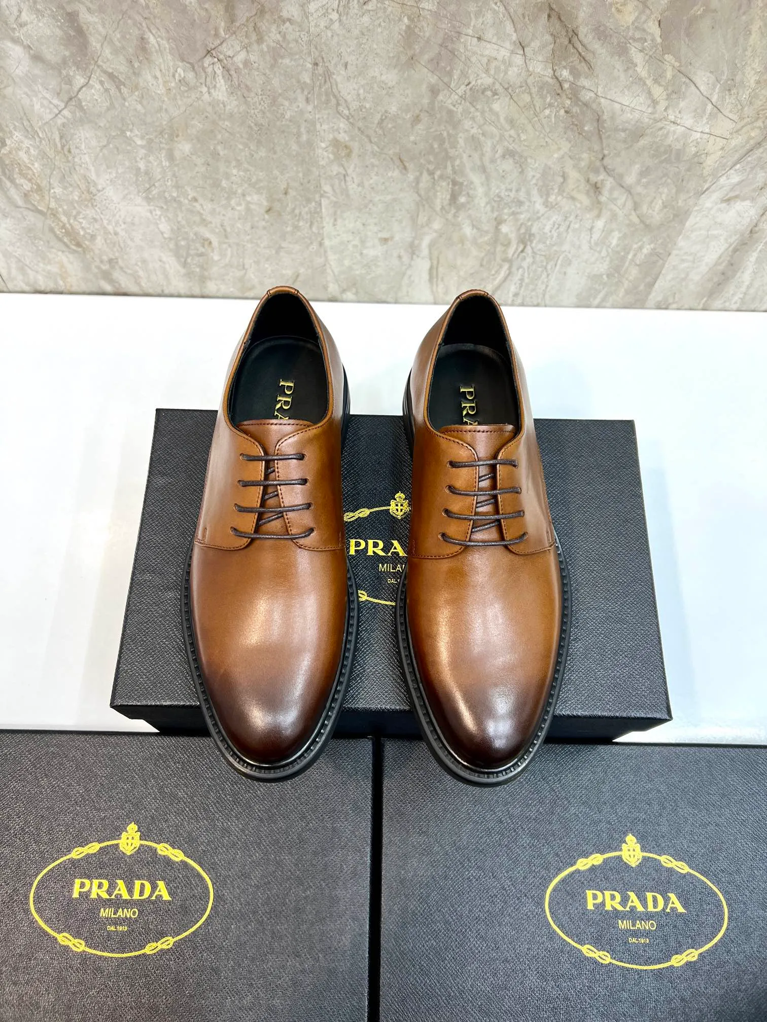 Original order quality: P580 Brand: PRADA (Prada) Standard code: Men's size 38/44 (45 can be customized) Grade: Same style as the official website High-quality men's shoes Material: Original cowhide Water-dyed cowhide lining Rubber outsole Style categories: Men's fashionable formal leather shoes Slip-on men's shoes series Young fashion European and American trends British style Top luxury Color: Actual picture
